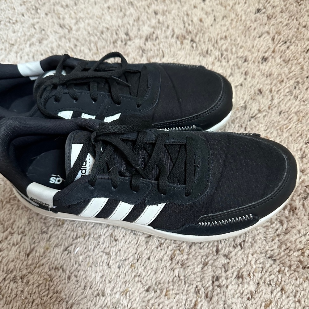 Tennis shoes